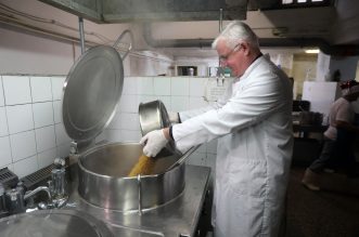 Rijeka: Nadbiskup Mate Uzinić i svećenici Riječke nadbiskupije kuhali u Domu Crvenog križa Pećine Rijeka: Nadbiskup Mate Uzinić i svećenici Riječke nadbiskupije kuhali u Domu Crvenog križa Pećine