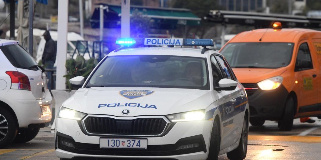 Šibenik: Zbog velike plime policija i ophodnja cesta zaustavili promet Šibenik: Zbog velike plime policija i ophodnja cesta zaustavili promet