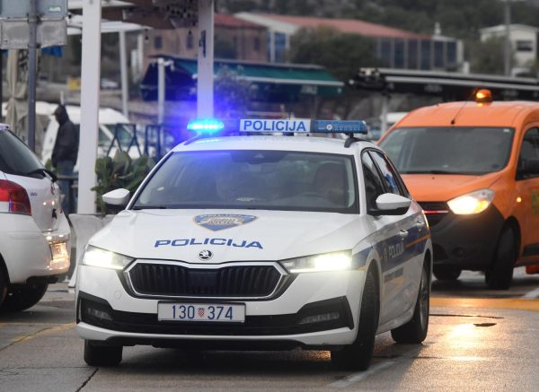 Šibenik: Zbog velike plime policija i ophodnja cesta zaustavili promet