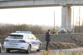 Prikraj: Putnički vlak naletio na osobni automobil Prikraj: Putnički vlak naletio na osobni automobil