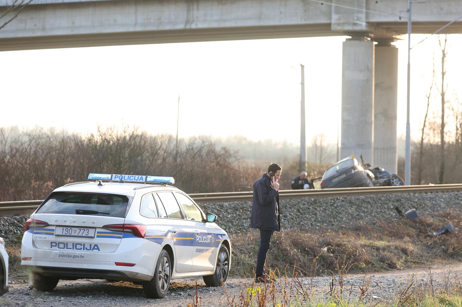 Prikraj: Putnički vlak naletio na osobni automobil Prikraj: Putnički vlak naletio na osobni automobil