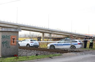 Prikraj: Putnički vlak naletio na osobni automobil Prikraj: Putnički vlak naletio na osobni automobil
