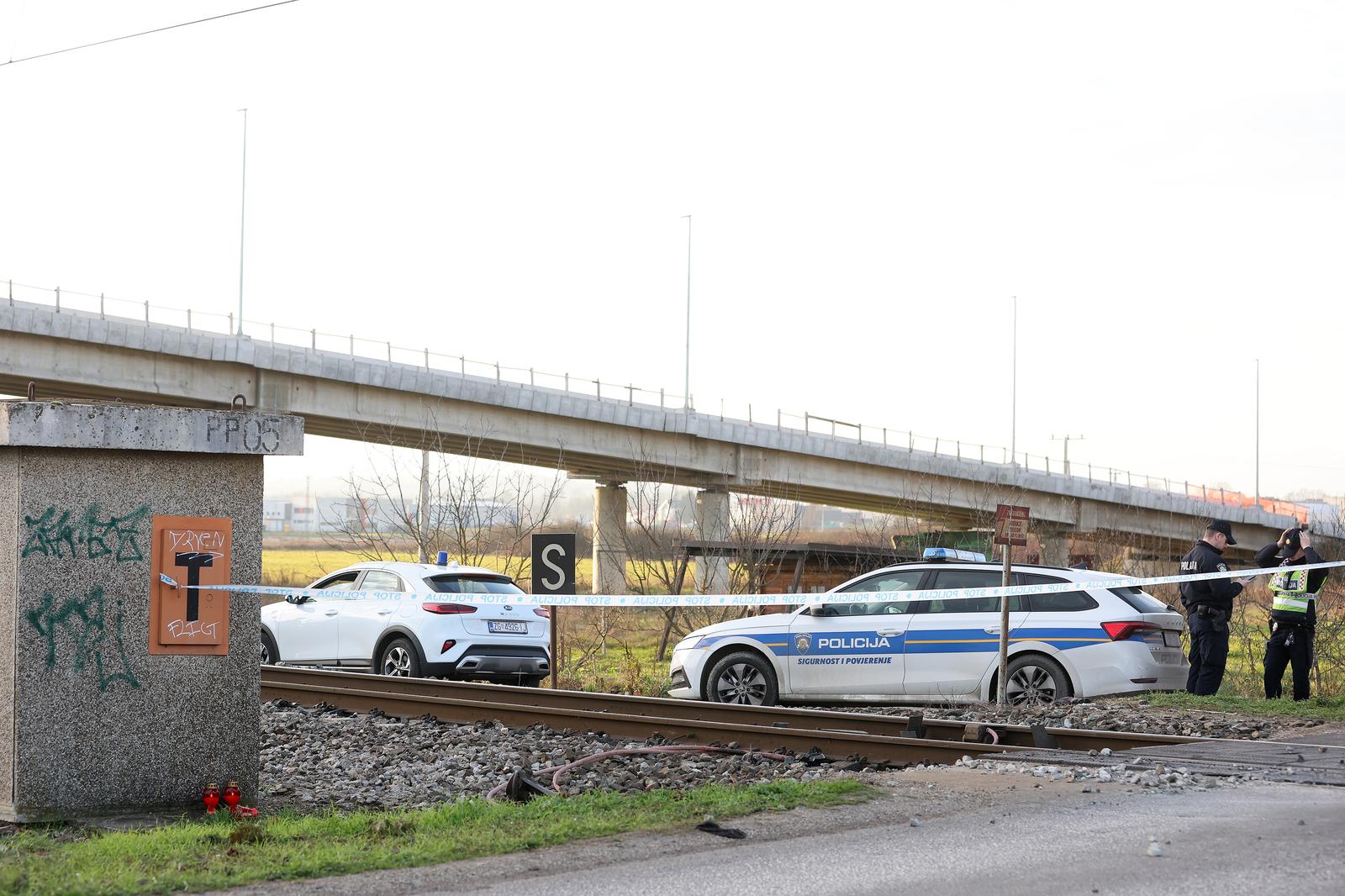 Prikraj: Putnički vlak naletio na osobni automobil Prikraj: Putnički vlak naletio na osobni automobil