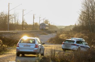 Prikraj: Putnički vlak naletio na osobni automobil Prikraj: Putnički vlak naletio na osobni automobil