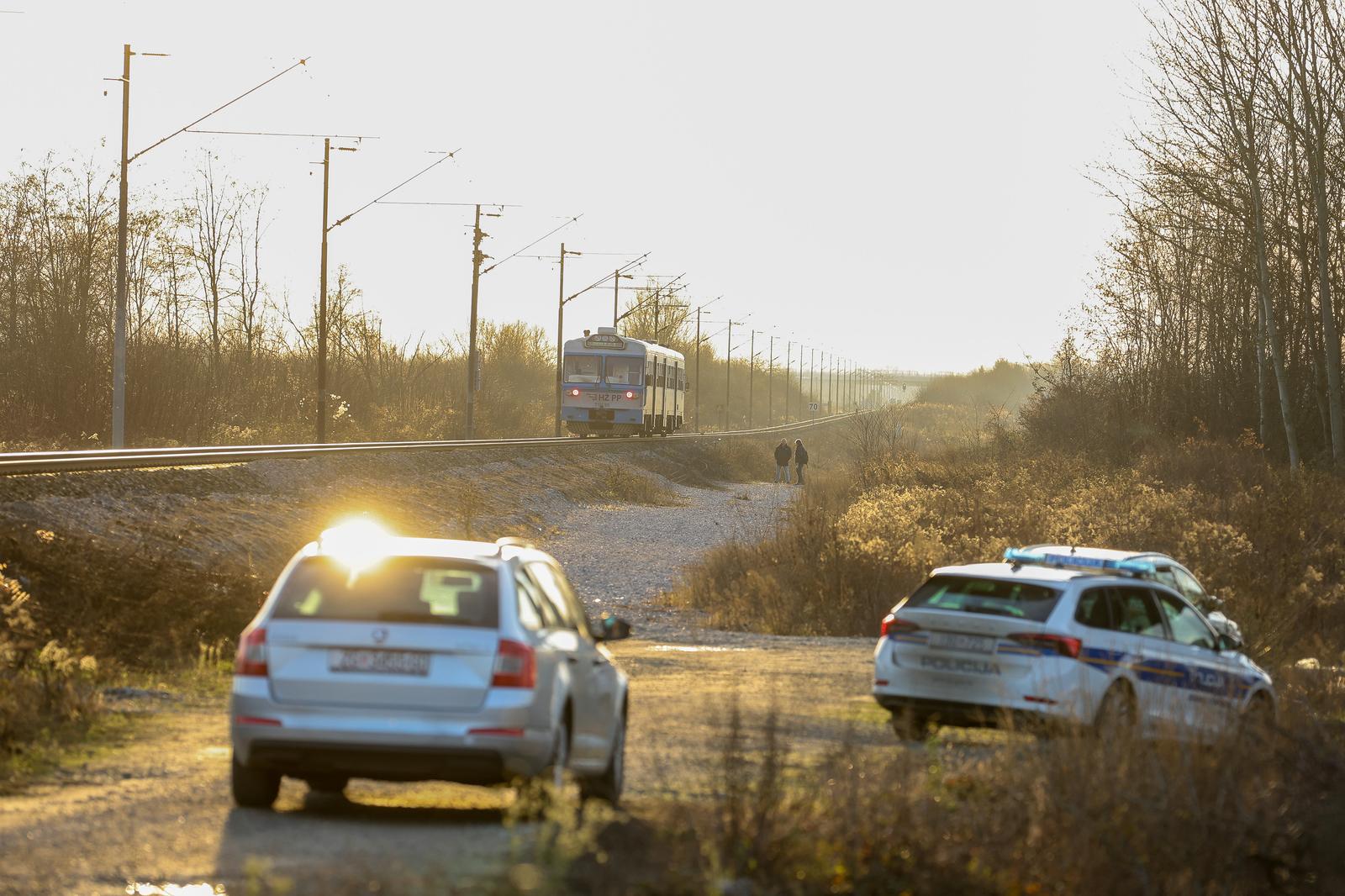Prikraj: Putnički vlak naletio na osobni automobil Prikraj: Putnički vlak naletio na osobni automobil