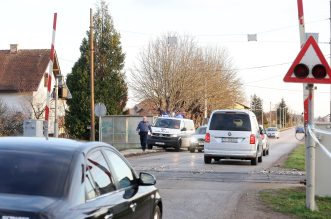 Prikraj: Putnički vlak naletio na osobni automobil Prikraj: Putnički vlak naletio na osobni automobil