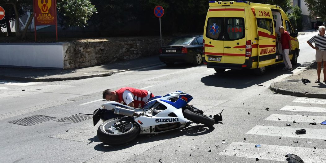 Pula: Motociklist ozlije?en u sudaru automobila i motora Pula: Motociklist ozlije?en u sudaru automobila i motora