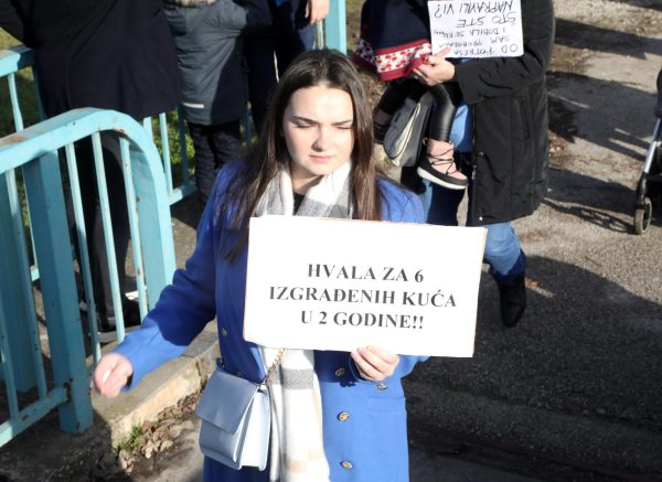 Stanovnici Petrinje prosvjedovali na godišnjicu potresa zbog sporosti vladajućih i obnove