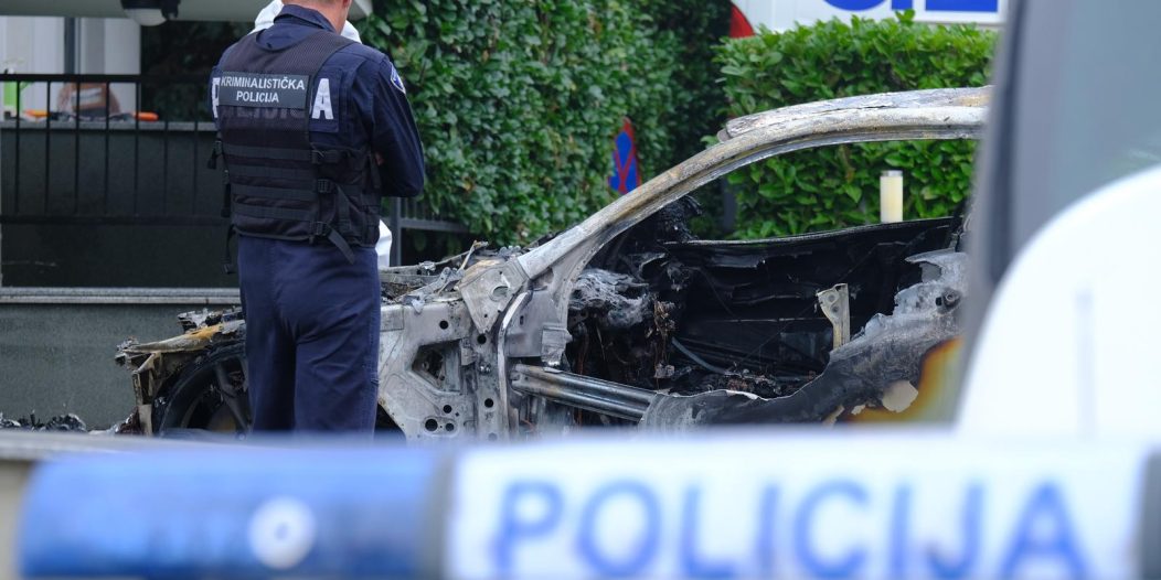 Požar u Zagrebu: Izgorio automobil u Maksimiru, vatra oštetila i kuću Požar u Zagrebu: Izgorio automobil u Maksimiru, vatra oštetila i kuću