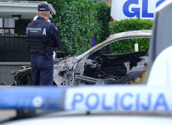 Požar u Zagrebu: Izgorio automobil u Maksimiru, vatra oštetila i kuću