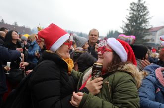 Legendaran ispraćaj stare i doček Nove godine u podne u Fužinama Legendaran ispraćaj stare i doček Nove godine u podne u Fužinama