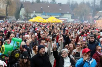 Legendaran ispraćaj stare i doček Nove godine u podne u Fužinama Legendaran ispraćaj stare i doček Nove godine u podne u Fužinama