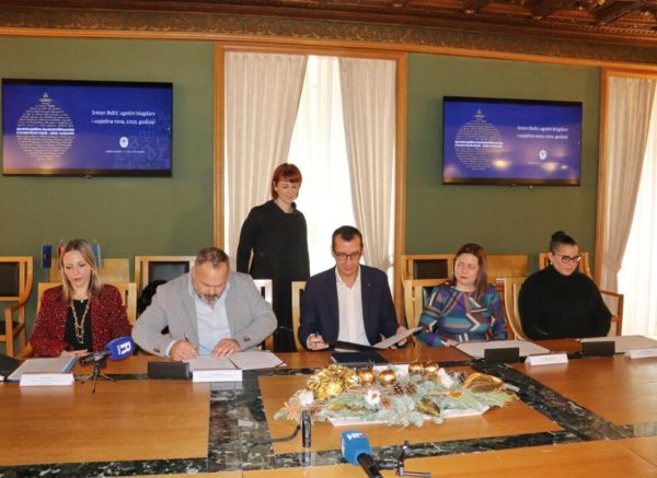 Potpisivanje-ugovora-o-dodjeli-bespovratnih-sredstava-poduzetnicima-5-1200×800