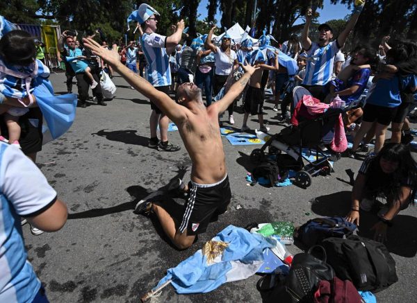topshot-argentina-fbl-wc-2022-fans