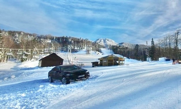 Platak – auto u snijegu 30.1.2023. Platak – auto u snijegu 30.1.2023.