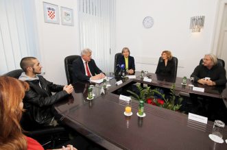 Dodjela police životnog osiguranja Zaklade “Vaša pošta” Dodjela police životnog osiguranja Zaklade “Vaša pošta”