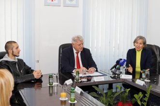 Dodjela police životnog osiguranja Zaklade “Vaša pošta” Dodjela police životnog osiguranja Zaklade “Vaša pošta”