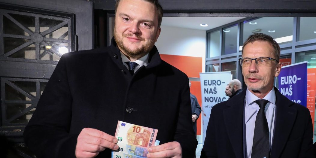 Ministar Primorac i guverner Vujčić na bankomatu podignuli eure Ministar Primorac i guverner Vujčić na bankomatu podignuli eure