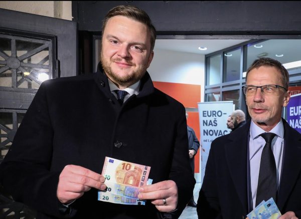 Ministar Primorac i guverner Vujčić na bankomatu podignuli eure