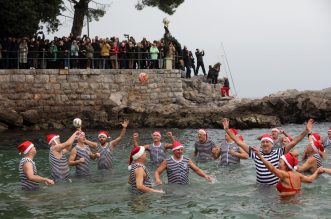 Udruga Opatijski kukali odradili su prvo novogodišnje kupanje Udruga Opatijski kukali odradili su prvo novogodišnje kupanje