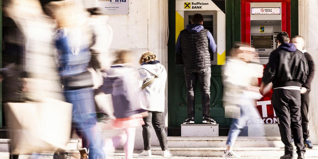 Bankomati u Splitu 1. radni dan s novom valutom Bankomati u Splitu 1. radni dan s novom valutom