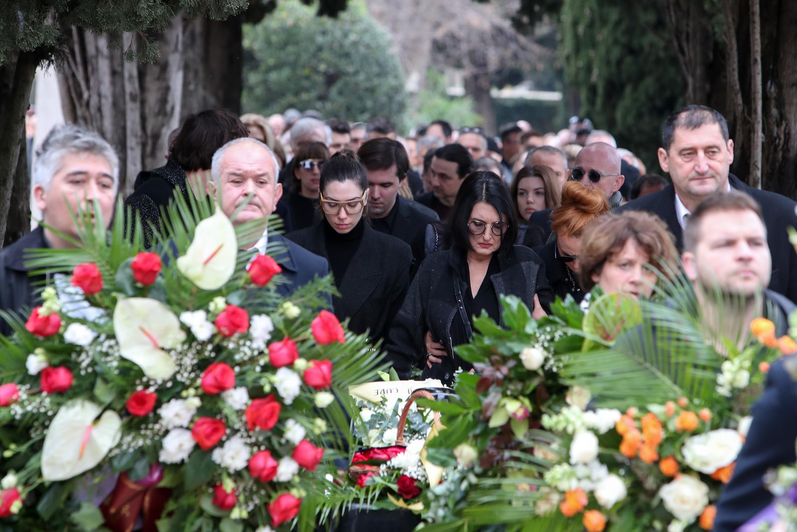 Obitelj Massima Savića na posljednjem ispraćaju na Gradskom groblju Zadar Obitelj Massima Savića na posljednjem ispraćaju na Gradskom groblju Zadar