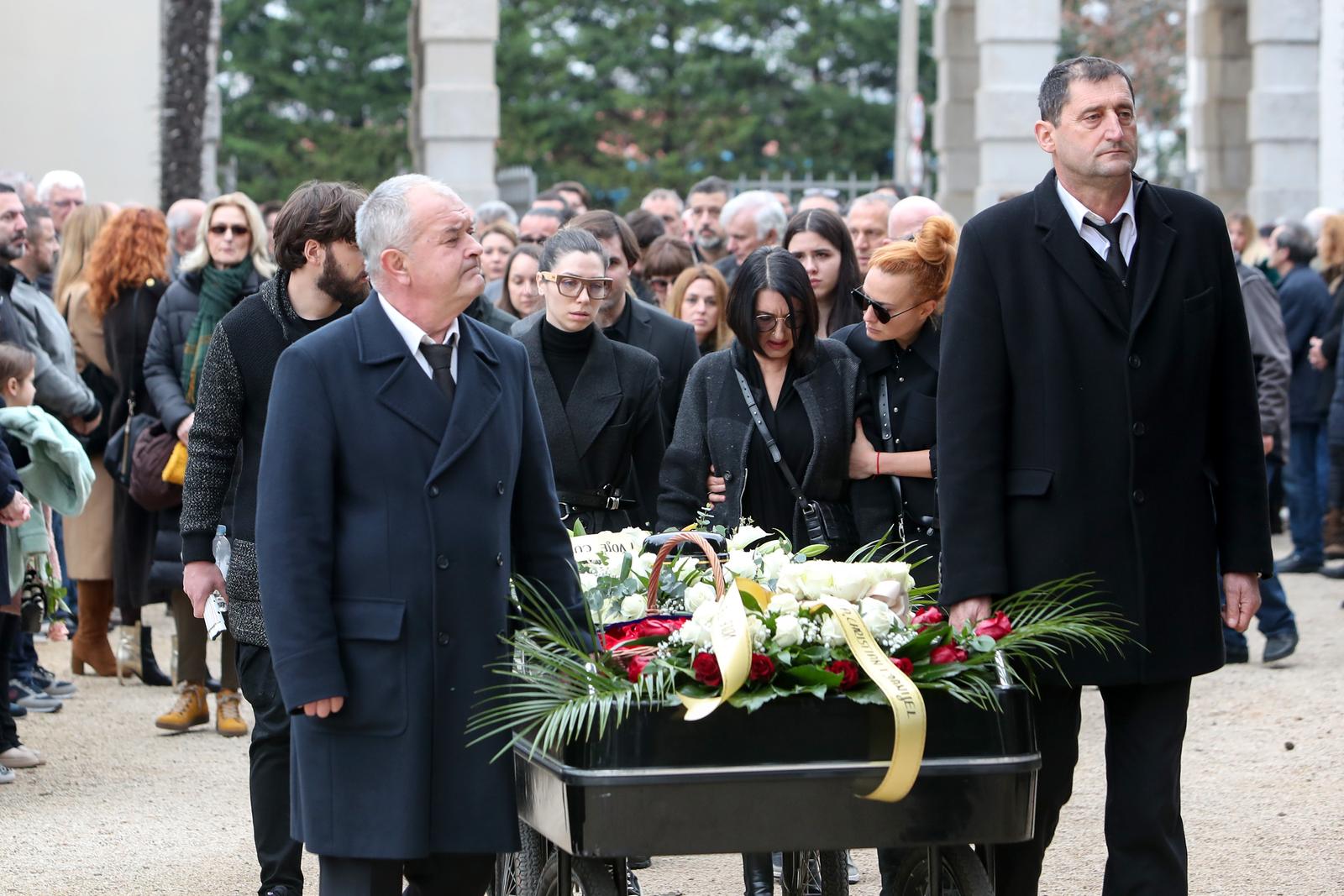 Obitelj Massima Savića na posljednjem ispraćaju na Gradskom groblju Zadar Obitelj Massima Savića na posljednjem ispraćaju na Gradskom groblju Zadar