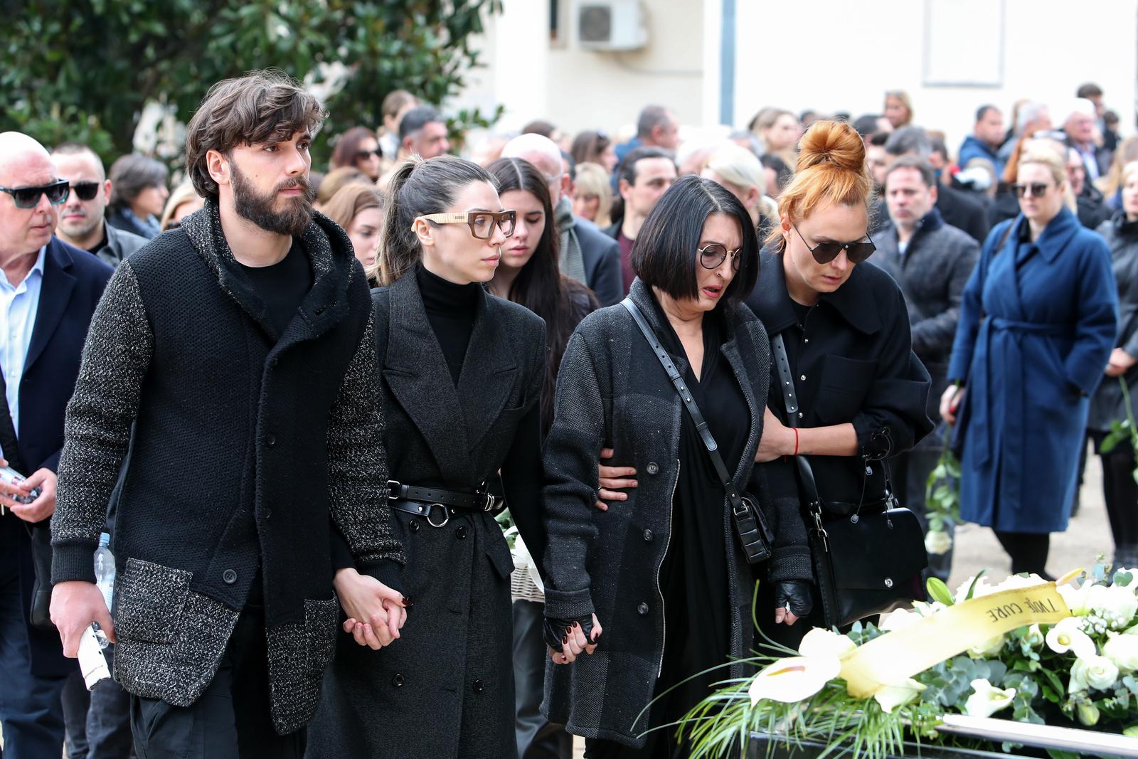 Obitelj Massima Savića na posljednjem ispraćaju na Gradskom groblju Zadar Obitelj Massima Savića na posljednjem ispraćaju na Gradskom groblju Zadar
