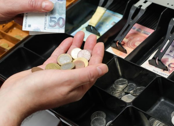 Tijekom prvih 14 dana nove 2023. godine, u blagajnama se nalaze i euri i kune
