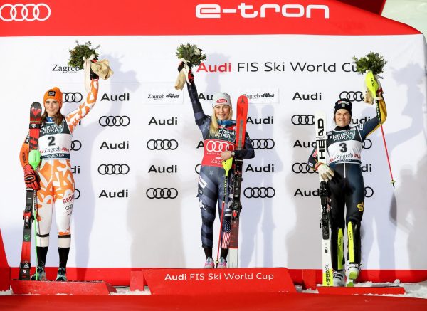 Petra Vlhova, Mikaela Shiffrin i Anna Swenn Larsson na postolju nakon odvožene druge vožnje ženskog slaloma