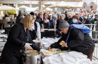 Rijeka: Proslava Badnjaka po Julijanskom kalendaru uz podjelu posne hrane na Koblerovom trgu