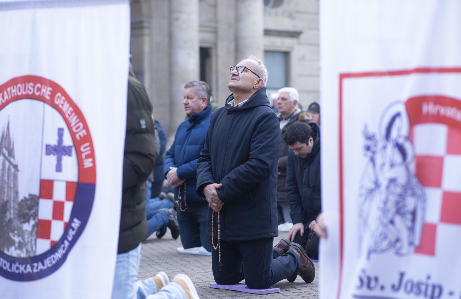 Zagreb: Muškarci na Trgu bana Josipa Jelačića mole krunicu Zagreb: Muškarci na Trgu bana Josipa Jelačića mole krunicu