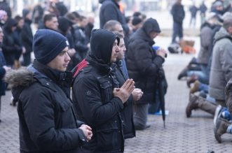 Zagreb: Muškarci na Trgu bana Josipa Jelačića mole krunicu Zagreb: Muškarci na Trgu bana Josipa Jelačića mole krunicu