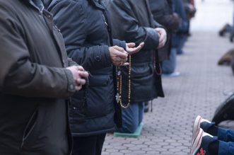 Zagreb: Muškarci na Trgu bana Josipa Jelačića mole krunicu Zagreb: Muškarci na Trgu bana Josipa Jelačića mole krunicu