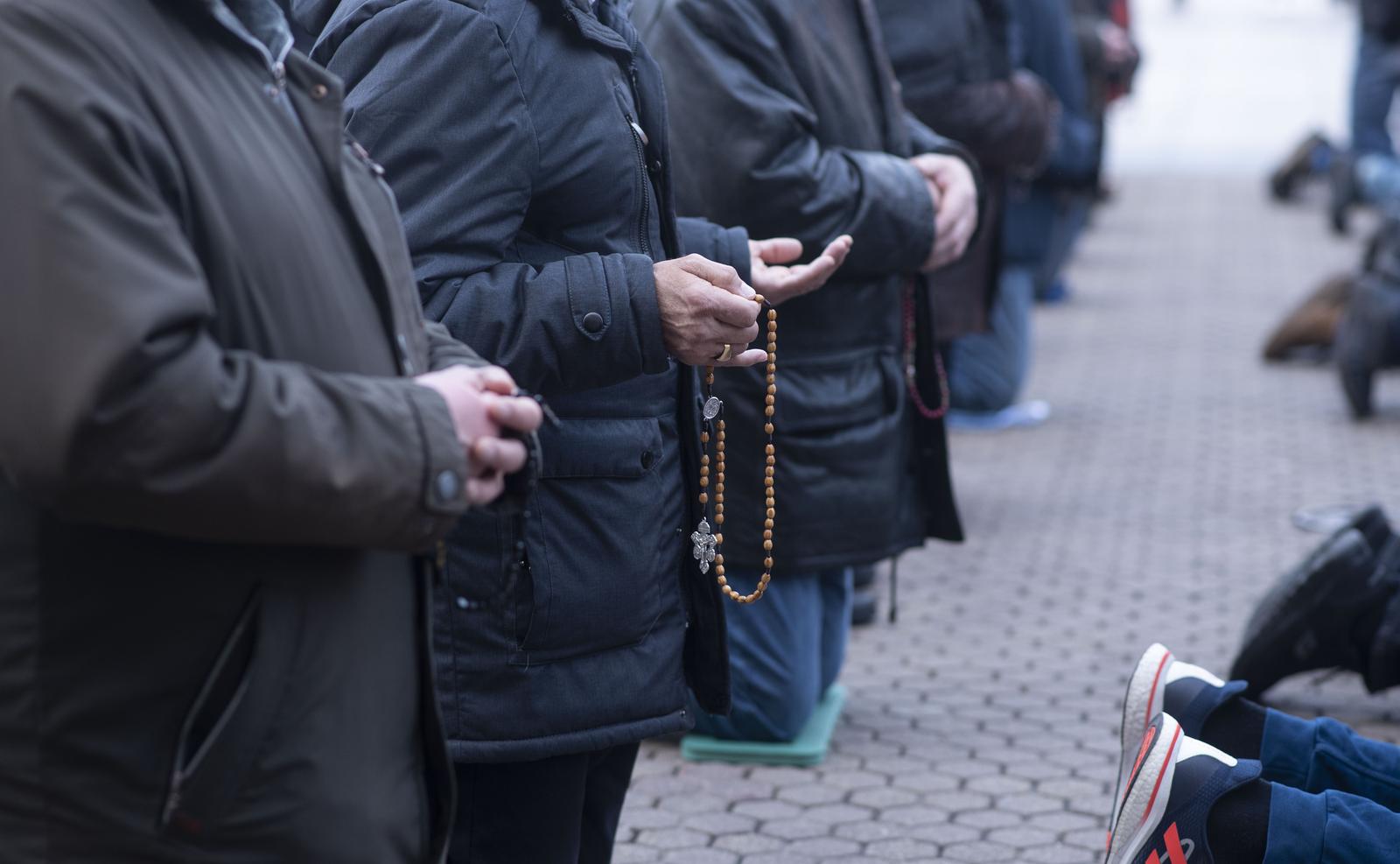 Zagreb: Muškarci na Trgu bana Josipa Jelačića mole krunicu Zagreb: Muškarci na Trgu bana Josipa Jelačića mole krunicu