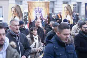 Zagreb: Muškarci na Trgu bana Josipa Jelačića mole krunicu Zagreb: Muškarci na Trgu bana Josipa Jelačića mole krunicu
