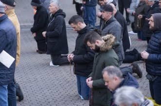 Zagreb: Muškarci na Trgu bana Josipa Jelačića mole krunicu Zagreb: Muškarci na Trgu bana Josipa Jelačića mole krunicu