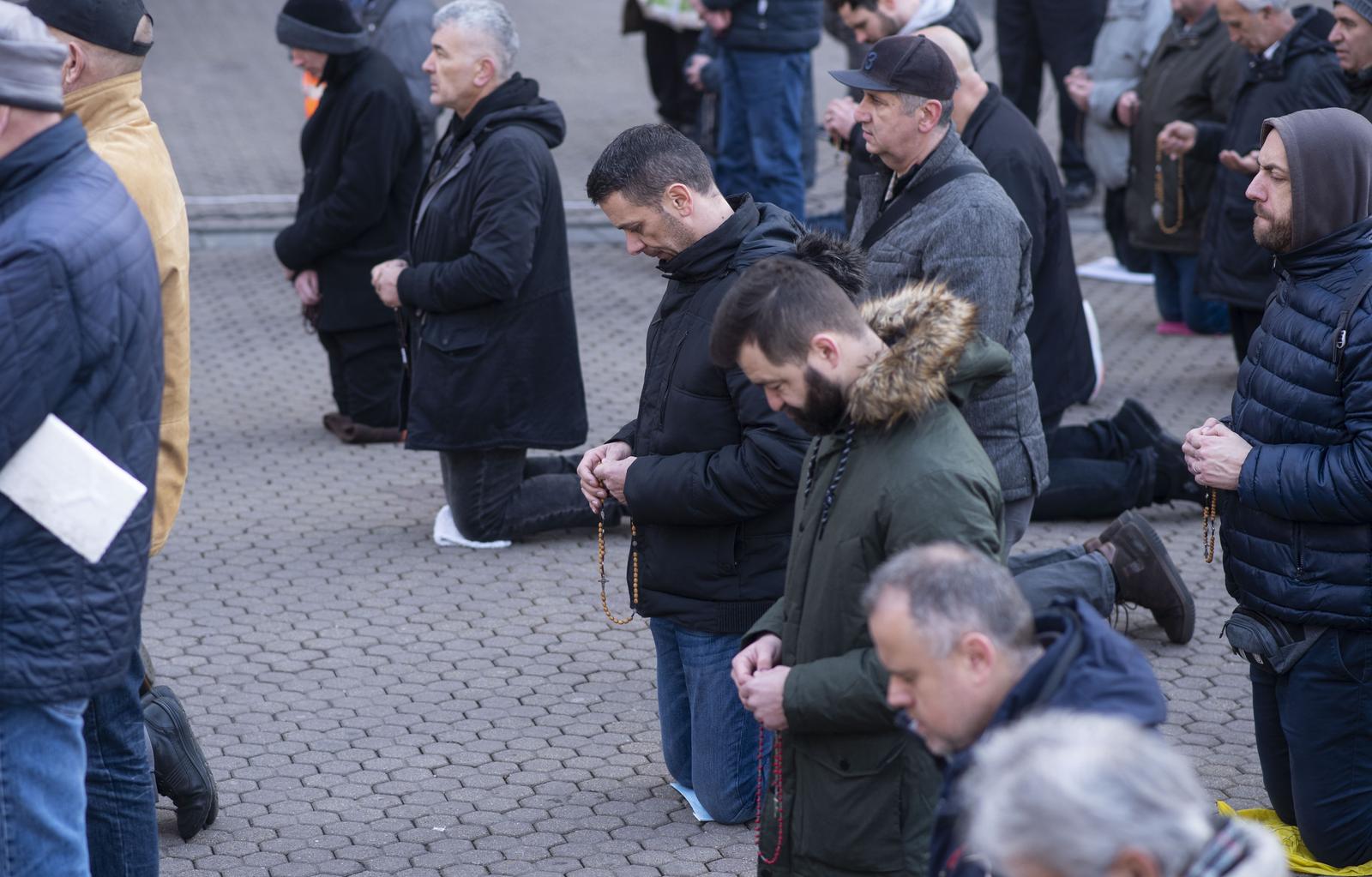Zagreb: Muškarci na Trgu bana Josipa Jelačića mole krunicu Zagreb: Muškarci na Trgu bana Josipa Jelačića mole krunicu