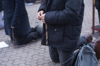 Zagreb: Muškarci na Trgu bana Josipa Jelačića mole krunicu Zagreb: Muškarci na Trgu bana Josipa Jelačića mole krunicu