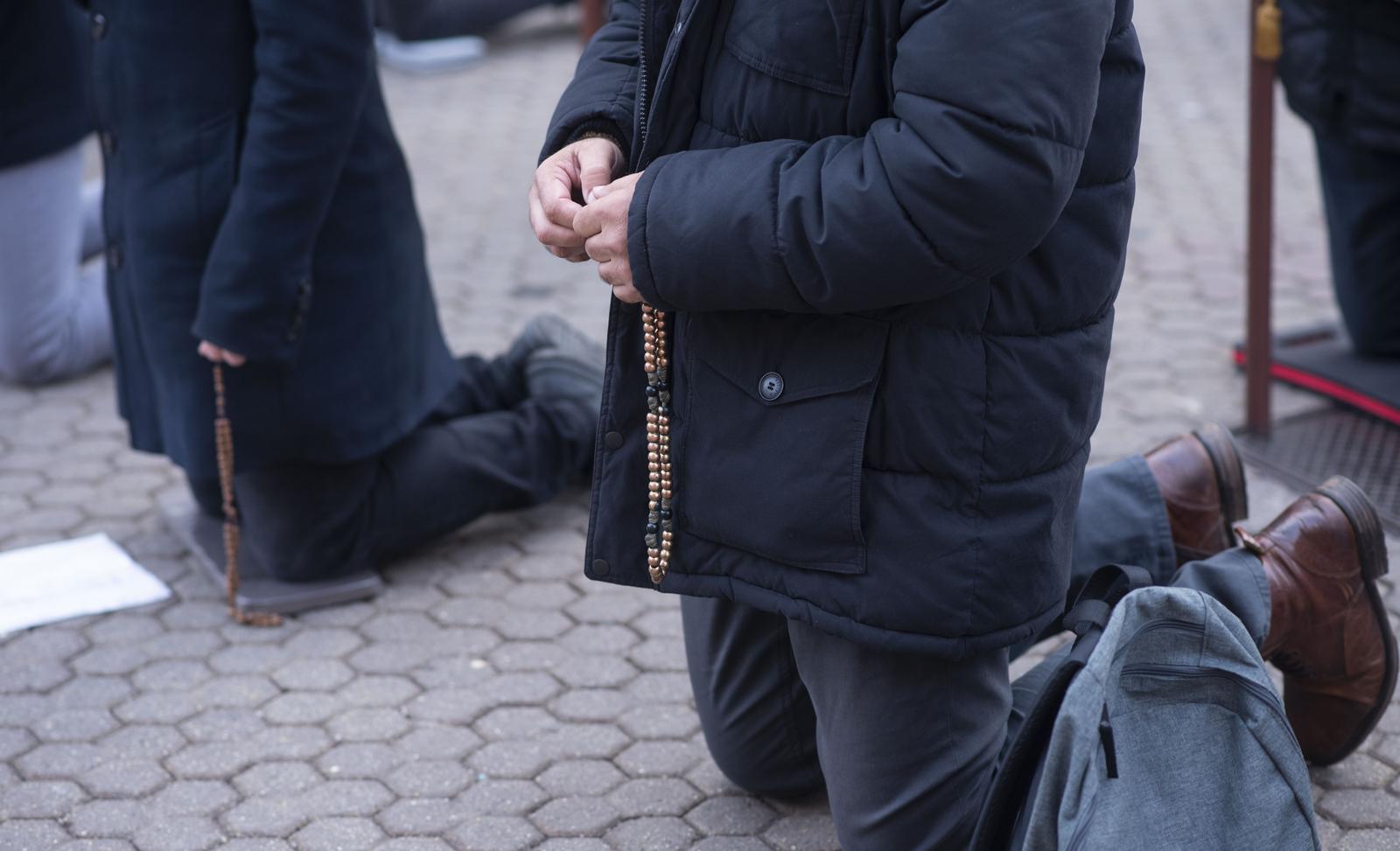 Zagreb: Muškarci na Trgu bana Josipa Jelačića mole krunicu Zagreb: Muškarci na Trgu bana Josipa Jelačića mole krunicu