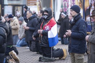 Zagreb: Muškarci na Trgu bana Josipa Jelačića mole krunicu Zagreb: Muškarci na Trgu bana Josipa Jelačića mole krunicu