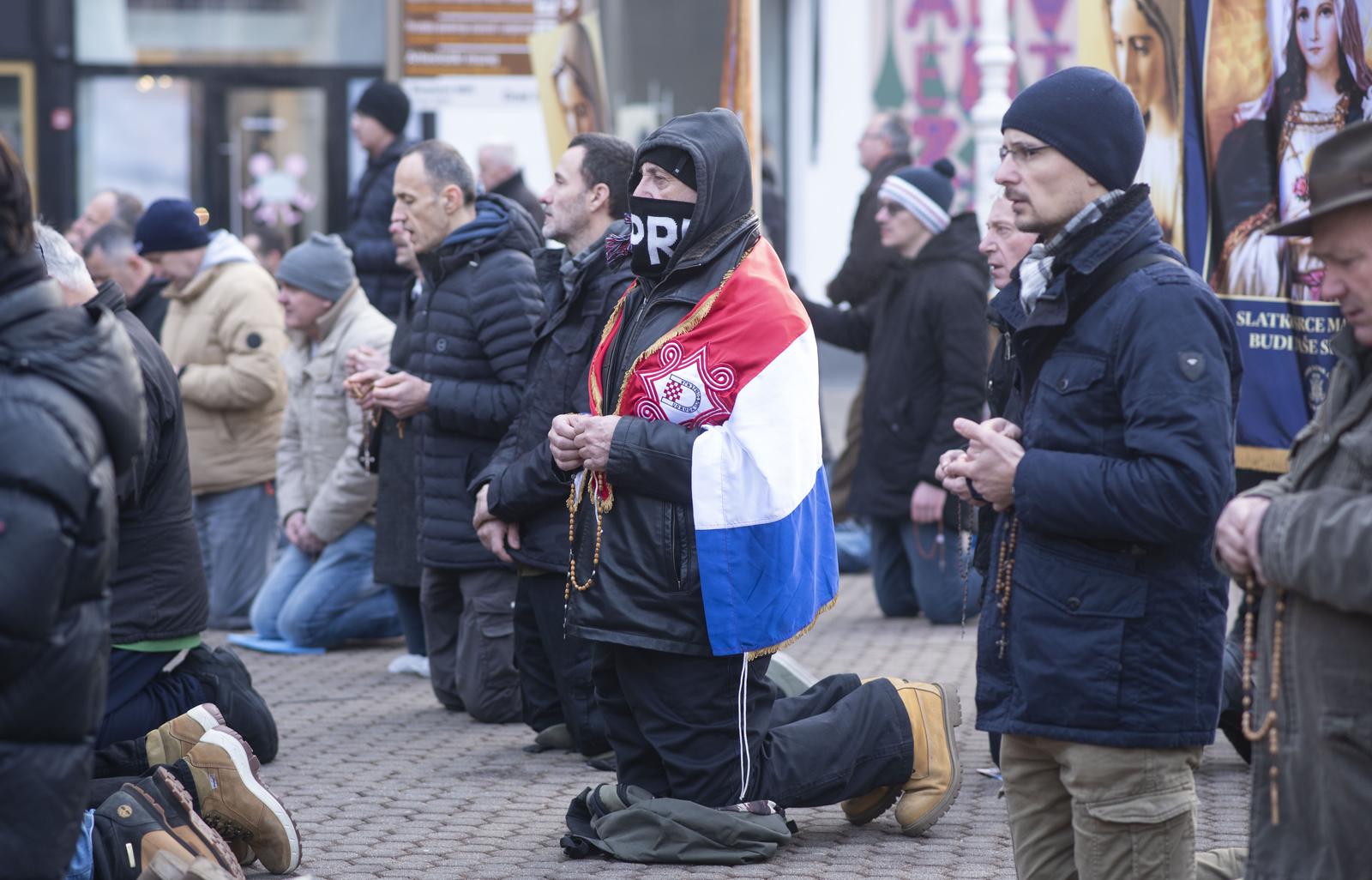 Zagreb: Muškarci na Trgu bana Josipa Jelačića mole krunicu Zagreb: Muškarci na Trgu bana Josipa Jelačića mole krunicu