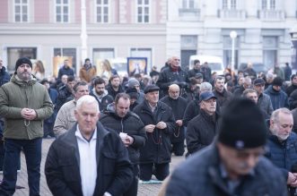 Zagreb: Muškarci na Trgu bana Josipa Jelačića mole krunicu Zagreb: Muškarci na Trgu bana Josipa Jelačića mole krunicu