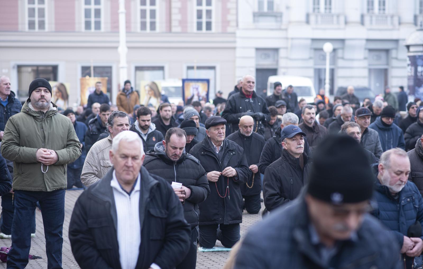 Zagreb: Muškarci na Trgu bana Josipa Jelačića mole krunicu Zagreb: Muškarci na Trgu bana Josipa Jelačića mole krunicu
