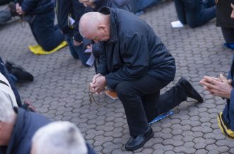 Zagreb: Muškarci na Trgu bana Josipa Jelačića mole krunicu Zagreb: Muškarci na Trgu bana Josipa Jelačića mole krunicu