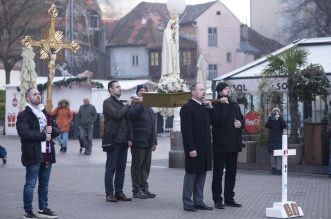 Zagreb: Muškarci na Trgu bana Josipa Jelačića mole krunicu Zagreb: Muškarci na Trgu bana Josipa Jelačića mole krunicu
