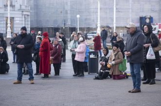 Zagreb: Muškarci na Trgu bana Josipa Jelačića mole krunicu Zagreb: Muškarci na Trgu bana Josipa Jelačića mole krunicu