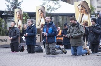 Zagreb: Muškarci na Trgu bana Josipa Jelačića mole krunicu Zagreb: Muškarci na Trgu bana Josipa Jelačića mole krunicu