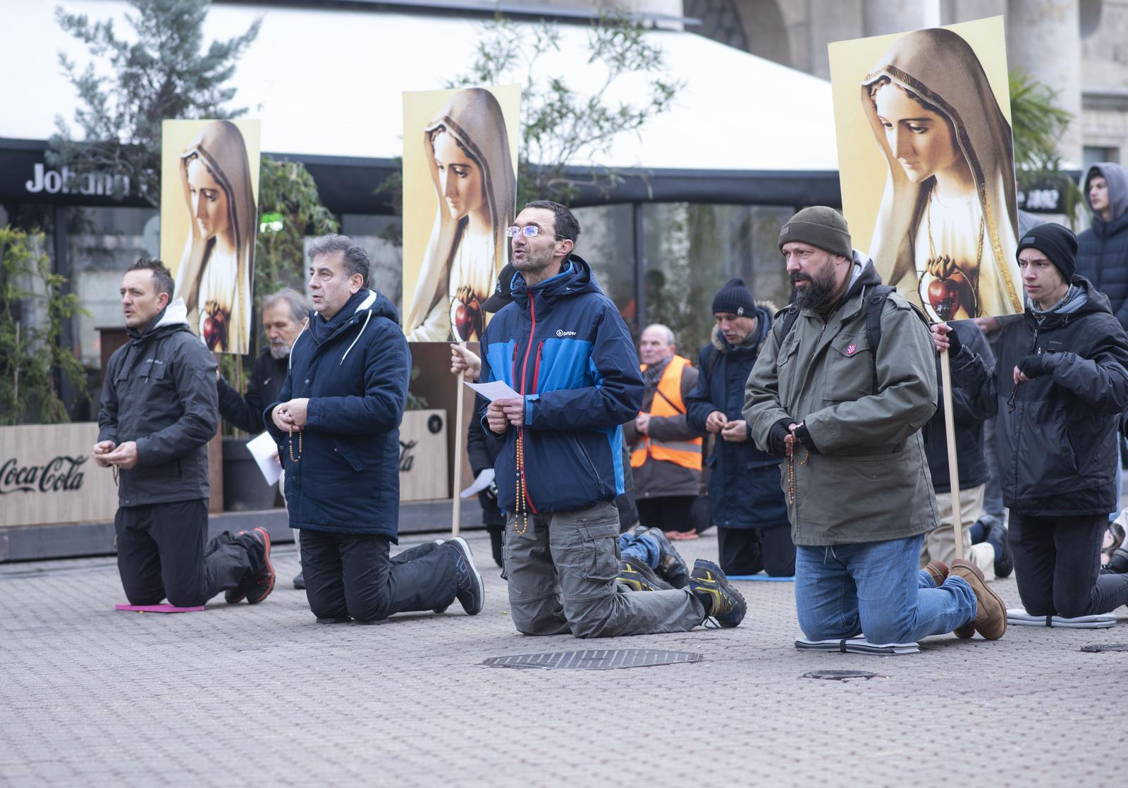 Zagreb: Muškarci na Trgu bana Josipa Jelačića mole krunicu Zagreb: Muškarci na Trgu bana Josipa Jelačića mole krunicu