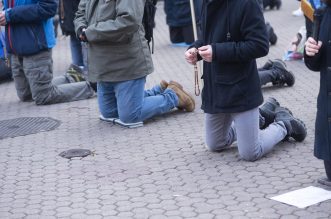 Zagreb: Muškarci na Trgu bana Josipa Jelačića mole krunicu Zagreb: Muškarci na Trgu bana Josipa Jelačića mole krunicu